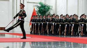 epa07147175 Chinese guard of honor prepare for a welcoming ceremony for Russian Prime Minister Dmitry Medvedev at the Great Hall of the People in Beijing, China, 07 November 2018.  EPA/ROMAN PILIPEY