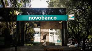 Uma pessoa passa por um balcão do Novo Banco após a aplicação da nova imagem de marca, em Lisboa, 8 de novembro de 2021. MÁRIO CRUZ/LUSA