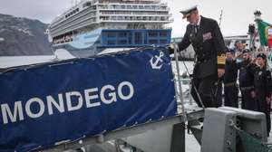 O chefe do Estado-Maior da Armada, Henrique Gouveia e Melo (E), no final da visita ao navio Mondego, no porto do Funchal, no Funchal, ilha da Madeira, 16 de março de 2023. O NRP Mondego não cumpriu uma missão de acompanhamento de um navio russo a norte da ilha de Porto Santo, na Madeira, após 13 militares terem recusado, no sábado, dia 10 de março, embarcar por razões de segurança. HOMEM DE GOUVEIA/LUSA