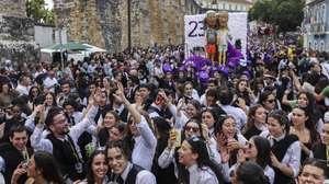 Estudantes da Universidade de Coimbra durante o cortejo da Queima das Fitas de Coimbra 2023, que hoje percorreu as ruas de Coimbra, 23 de maio de 2023. PAULO NOVAIS/LUSA