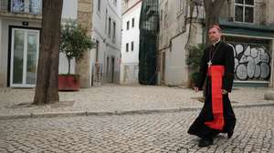 O Cardeal Américo Aguiar, chega a pé  para a sua tomada de posse como IV Bispo de Setubal, na igreja de Sta Maria da Graça, Sé de Setubal,  26 de Outubro de 2023. RUI MINDERICO/LUSA