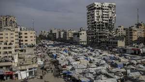 epa12067776 A camp for internally displaced Palestinians in the Al Remal neighbourhood, Gaza City, 01 May 2025. More than 52,400 Palestinians have been killed in the Gaza Strip, according to the Palestinian Ministry of Health, since Israel launched a military campaign in the strip in response to a cross-border attack led by the Palestinian militant group Hamas on 07 October 2023, in which about 1,200 Israelis were killed and more than 250 taken hostage.  EPA/MOHAMMED SABER