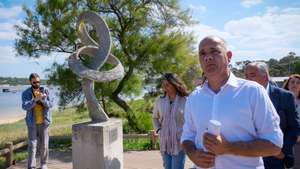 O secretário-geral do Partido Comunista Português (PCP), Paulo Raimundo (D), acompannhado por Paula Santos (C), durante uma visita à Lagoa de Albufeira no âmbito da campanha para as eleições legislativas, Sesimbra, 06 de maio de 2025. RUI MINDERICO/LUSA